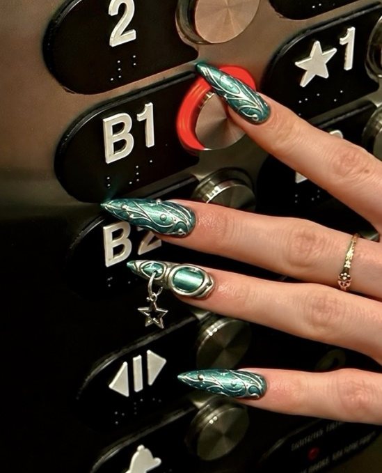 Going Up press-on nails by Atrangi Tips