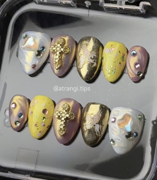 Gilded press-on nails by Atrangi Tips